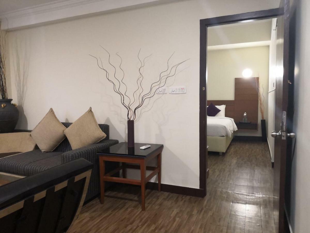 Hotel Presidency Kochi Exterior foto